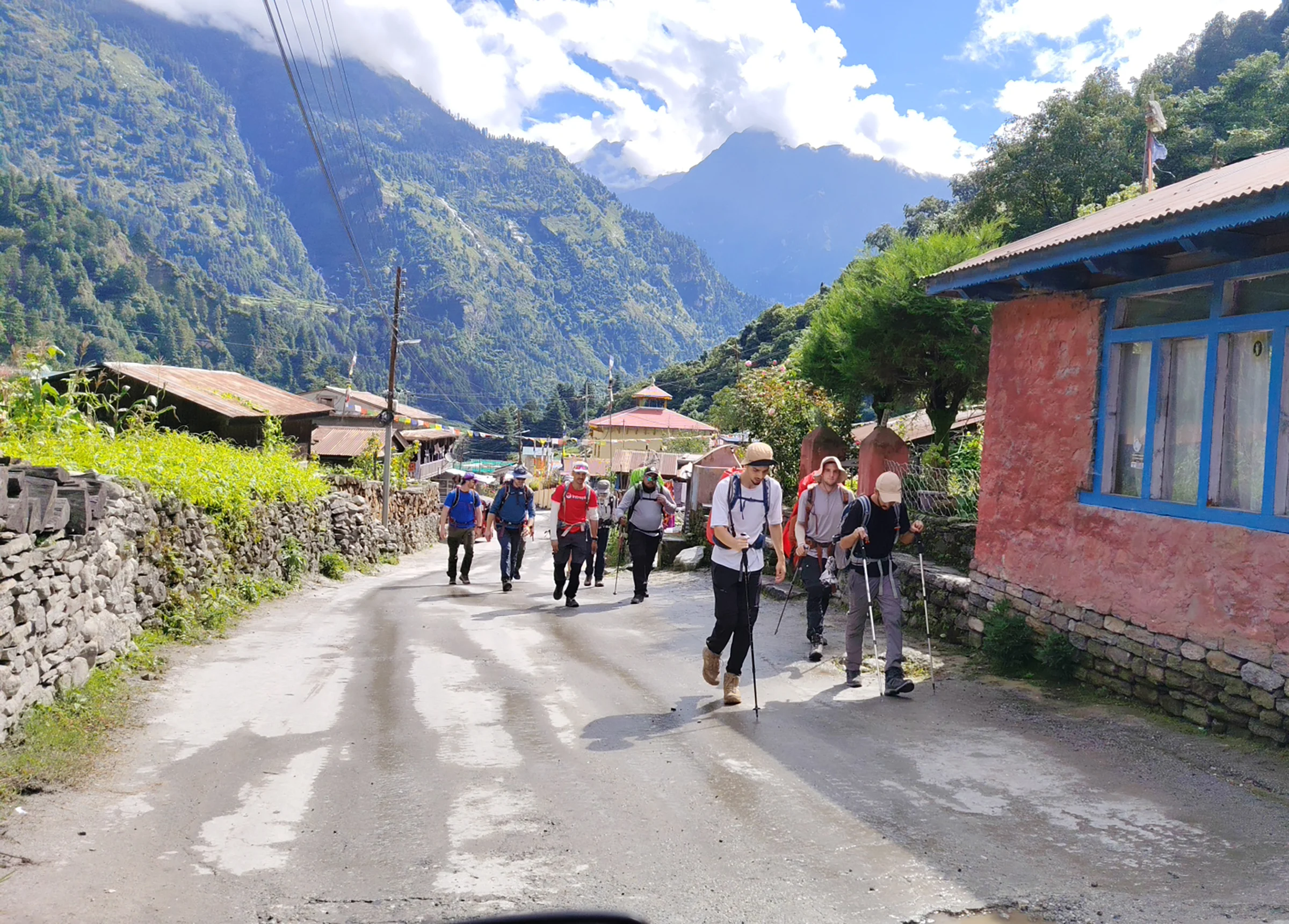 मनाङमा अलपत्र १६ पर्यटकको उद्धार
