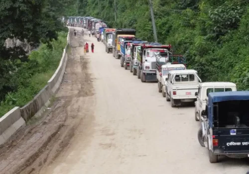 काठमाडौँ प्रवेश गर्ने सबै राजमार्गमा आवागमन ठप्प, कृष्णभीरसहित सात ठाउँमा पहिरो