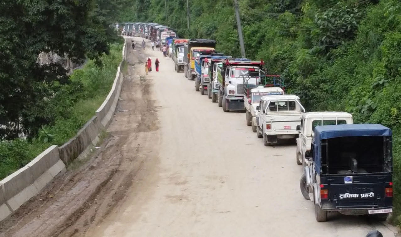 काठमाडौँ प्रवेश गर्ने सबै राजमार्गमा आवागमन ठप्प, कृष्णभीरसहित सात ठाउँमा पहिरो