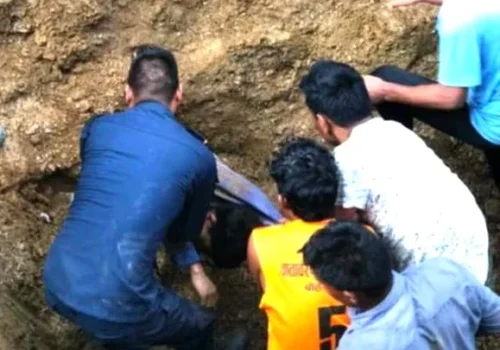 माटोको ढिस्कोमा पुरिएर दुई जनाको ज्यान गयो,एक घाइते