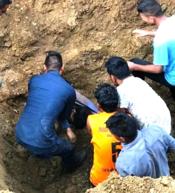 माटोको ढिस्कोमा पुरिएर दुई जनाको ज्यान गयो,एक घाइते