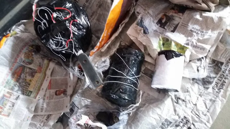 धुनीबेसी नगरपालिका ८ स्थित खानीखोलामा आज बम सहित २ जना पक्राउ,