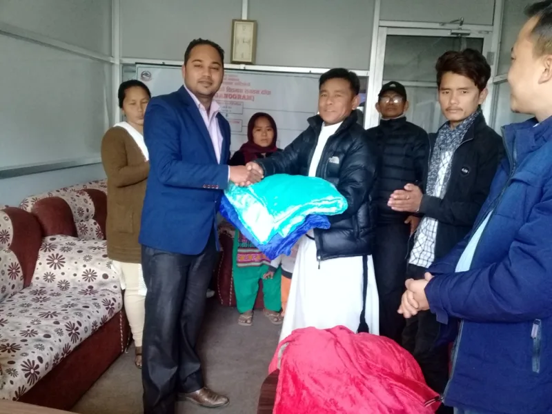 जिल्ला अस्पताल धादिङलाई विलिभर्स चचंद्वारा ब्ल्याङ्केट प्रदान