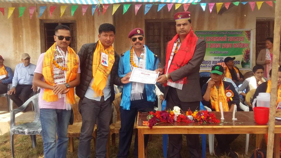विद्यालयलाई सहयोग गर्ने सहयोगीलाई सम्मान