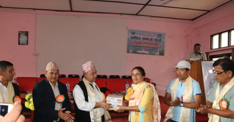 विदेशिएका युवाद्धारा गाँस काटेर नेबुलाइजर मेसिन, नयाँ मोडलमा धादिङको विकास कानुन मन्त्री– जम्कटेल