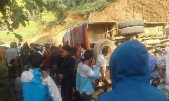 धादिङबेसिबाट आरुघाट जाँदै गरेको बस दुर्घटना ८ जना घाइते