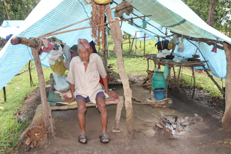 बाढीपीडित बाँसका टहरामा