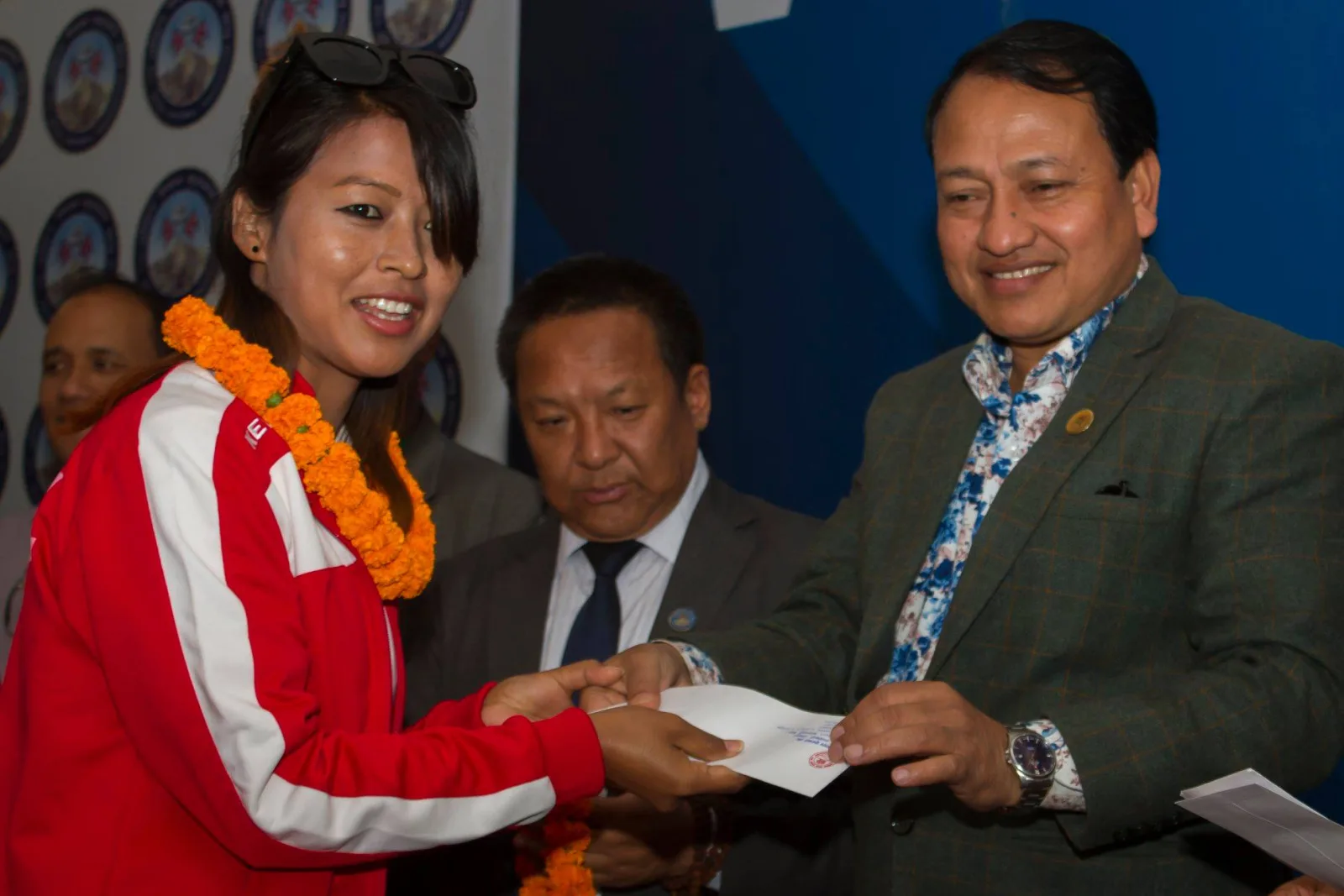 साफ महिला च्याम्पियनसिपमा उपविजेता बनेको नेपाली महिला टोली नगदसहित सम्मानित