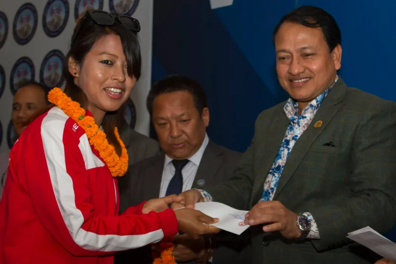 साफ महिला च्याम्पियनसिपमा उपविजेता बनेको नेपाली महिला टोली नगदसहित सम्मानित