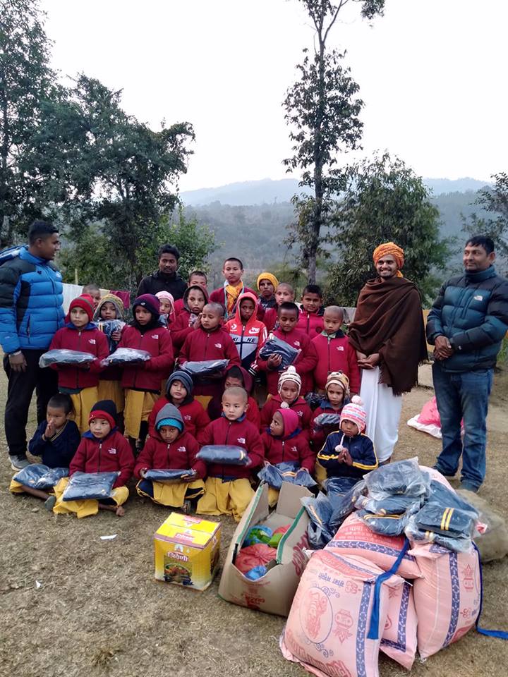 पाँच जना यूवाहरुद्वारा खाद्यान्न र लत्ताकपडा सहयोग