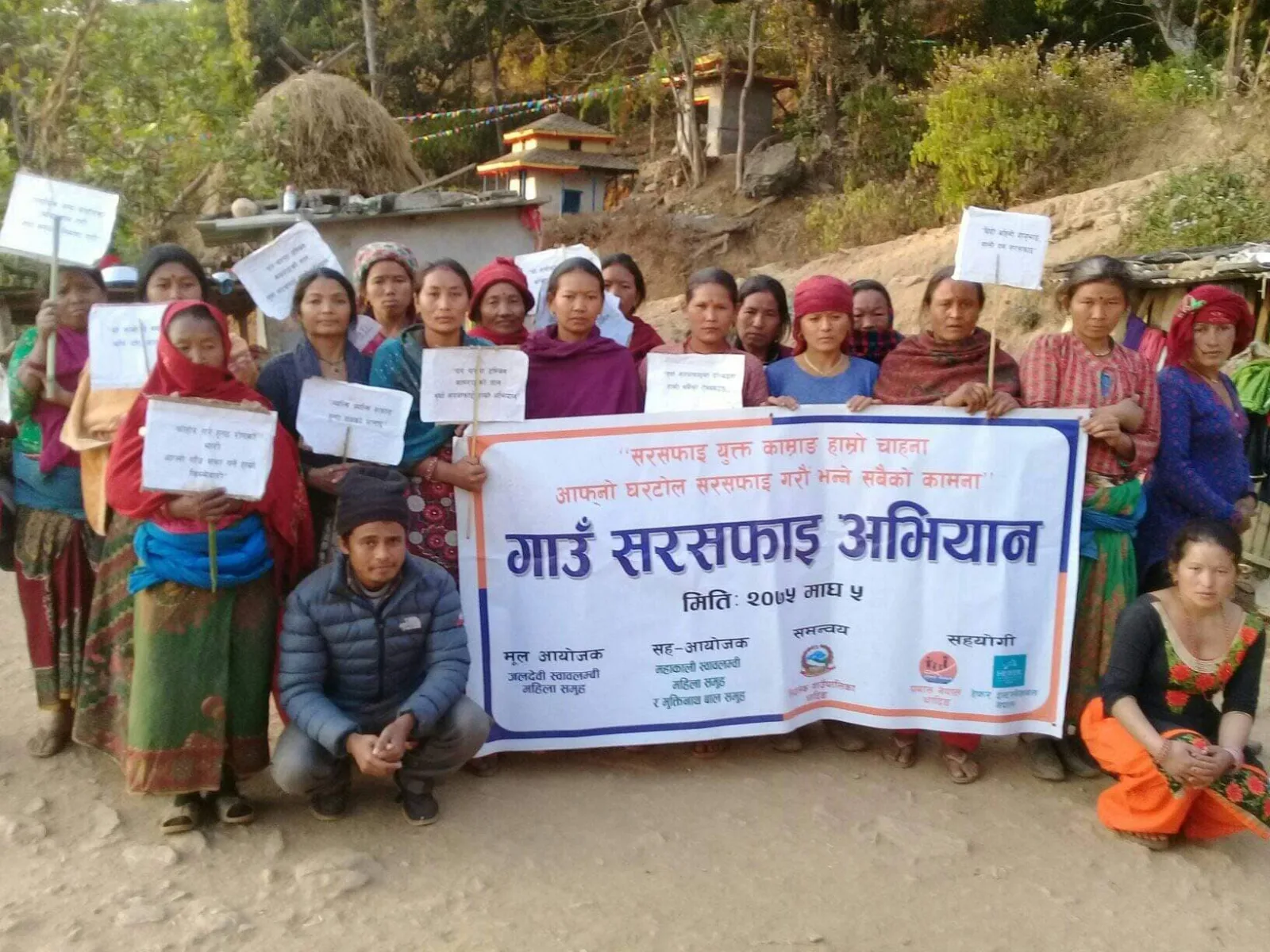 सिद्धलेक गाउपालिकाका स्थानीयहरु गाउँ सरसफाइमा सकृय बन्दै