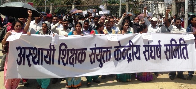 फेल भएका शिक्षकलाई सेवाबापत्को पैसा दिएर बिदा गरिंदै