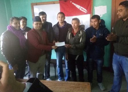 अखिल धादिङद्धारा बिरामी तामाङलाइ आर्थिक सहयोग प्रदान