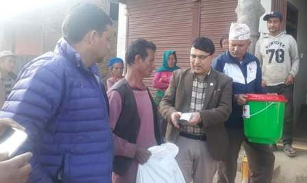 आगलागी पिडित गुरुङ परिवारलाइ खाध्यान्न र नगद सहयोग ।
