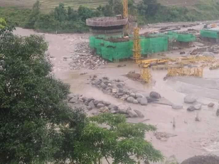 मध्यरातमा आएको बाढीले निर्माणाधिन ह्वासिन सिमेन्ट उद्योग बगायो