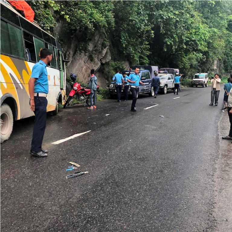 दुईओटा सवारी साधन एकआपसमा ठक्कर खाँदा १३ घाईते