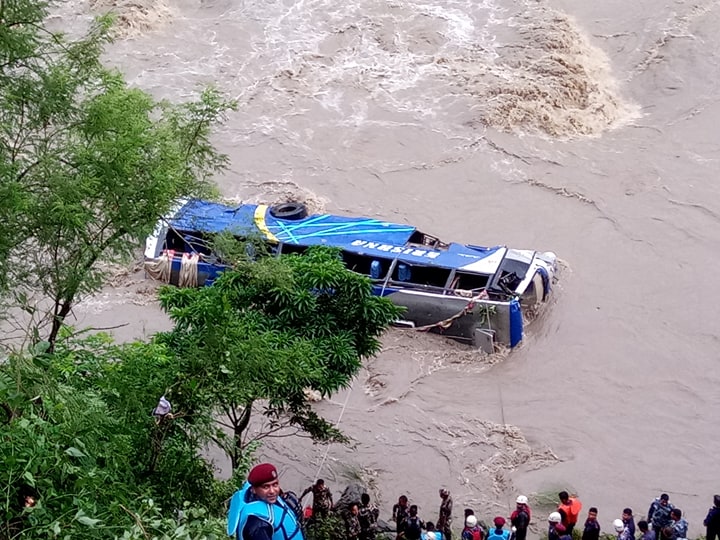 (अपडेट) त्रिशुली बस दुर्घटना :  २ जना मृतकको सनाखत, १६ जनाको जिवितै उद्धार