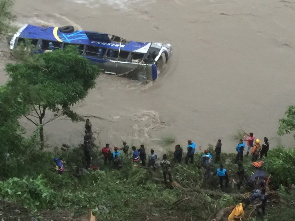 ४० जना यात्रु बोकेको बस त्रिशुलीमा खस्यो, ३ को मृत्यु (अपडेट)