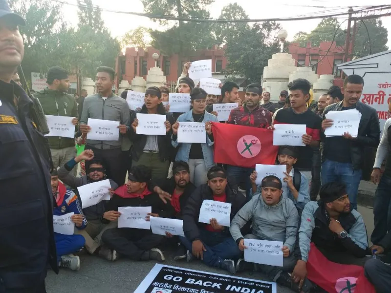 नेपाली भुमी समेटेर भारतले सार्वजनिक गरेको नक्साको विरोधमा भारतीय राजदुतावास अगाडी धर्ना