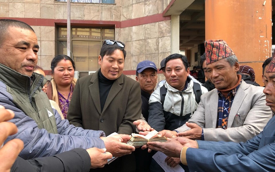 ट्रक दुर्घटनाका घाईतेको उपचारका लागि:धादिङ तमू समाज काठमाडौेको आर्थिक सहयोग