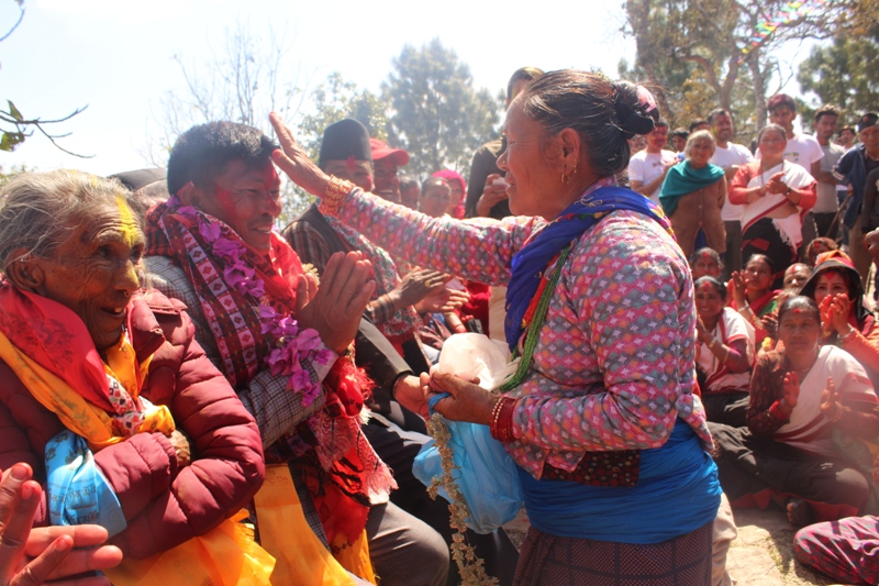 जलमुखी मन्दीरमा बत्ती बल्न थाल्यो, समाजसेवी खड्कबहादुर गुरुङलाई भव्य सम्मान