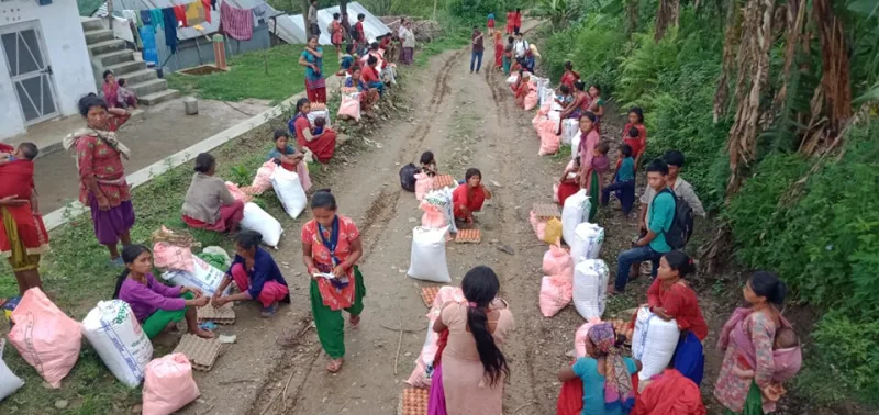 कुपोषित बालबालिकाको लागि राहत वितरण