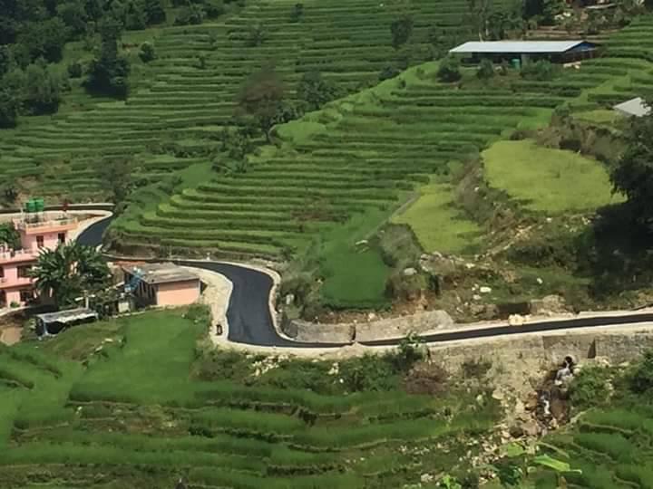धादिङवेशी–भ¥याङभुरुङ सडकको कालोपत्रे गर्ने काम सुरु, प्रदेश सांसद डा.अधिकारीद्वारा अनुगमन