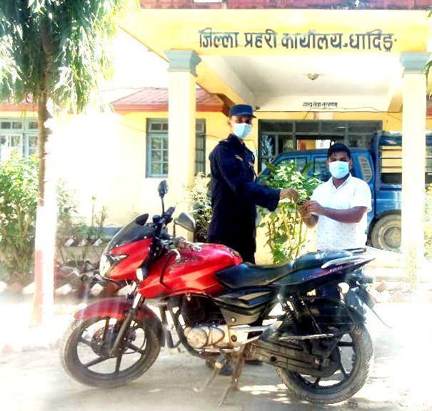 चोरी भएको मोटरसाईकल फेला पारी मोटरसाईकल धनीलाई हस्तान्तरण