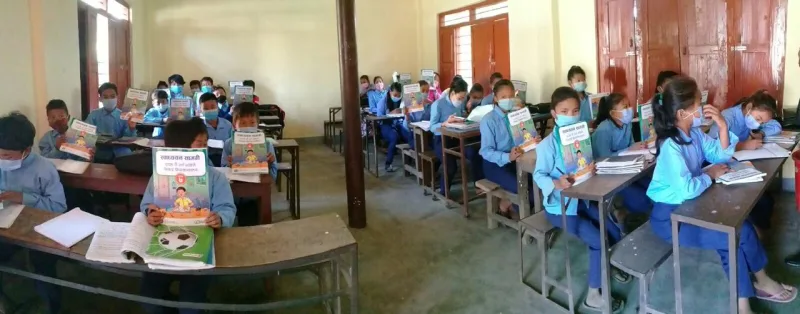 विद्यालय छाडेका र छाड्ने सम्भावना भएका विपन्न छात्र/छात्राहलाई शैक्षिक सामग्री वितरण