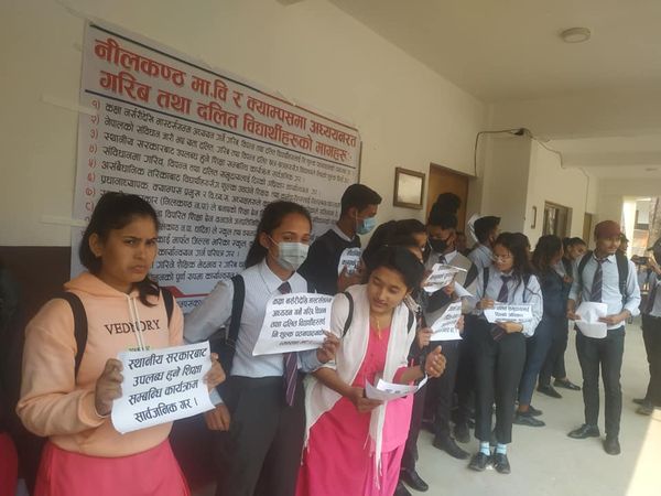 निलकण्ठ मावीमा दलित विद्यार्थीले लगाए ताला, माग पुरा नभए सम्म ताला नखोल्ने, ताला लगाउनु गलत प्रधानध्यापक  ‘अधिकारी’