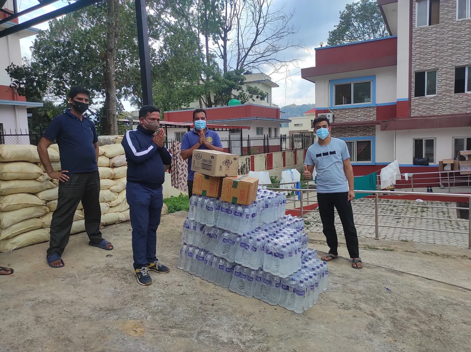 अस्थायी कोभिड अस्पताललाई  युवा व्यवसायी ढकालले पानी तथा सरसफाइ सामग्री सहयोग