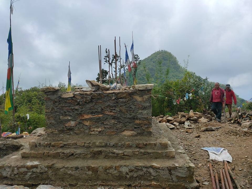 धादिङ र नुवाकोट जिल्लाको सिमानामा गुरु रिन्पोर्छेको साढे १६ फिटको मुर्ती बन्दै