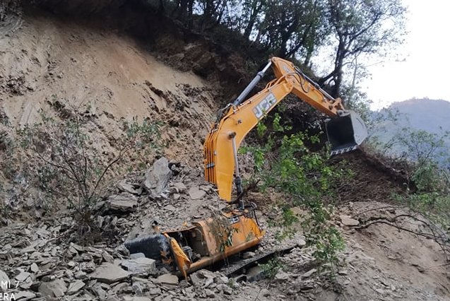 उत्तरी धादिङमा सडक खन्ने क्रममा माथीबाट पहिरो खस्दा २ जना वेपत्ता