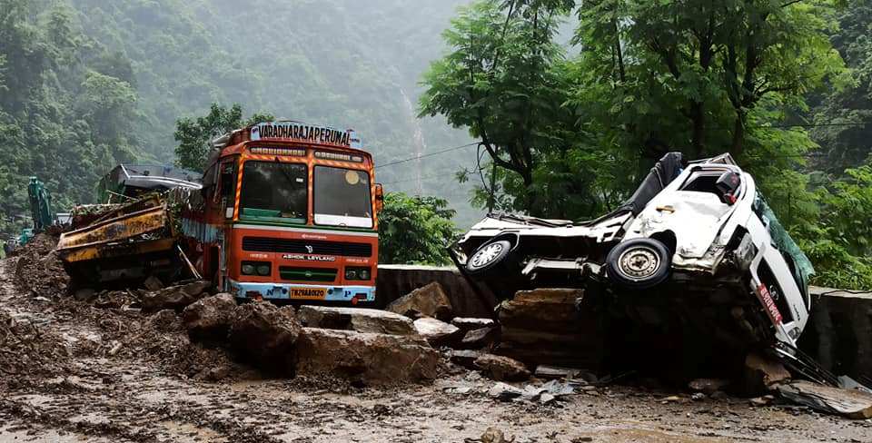 जवाङ खोलामा खसेको पहिराले ५ ओटा सवारी साधन पु¥यो, २ जनाको मृत्यु