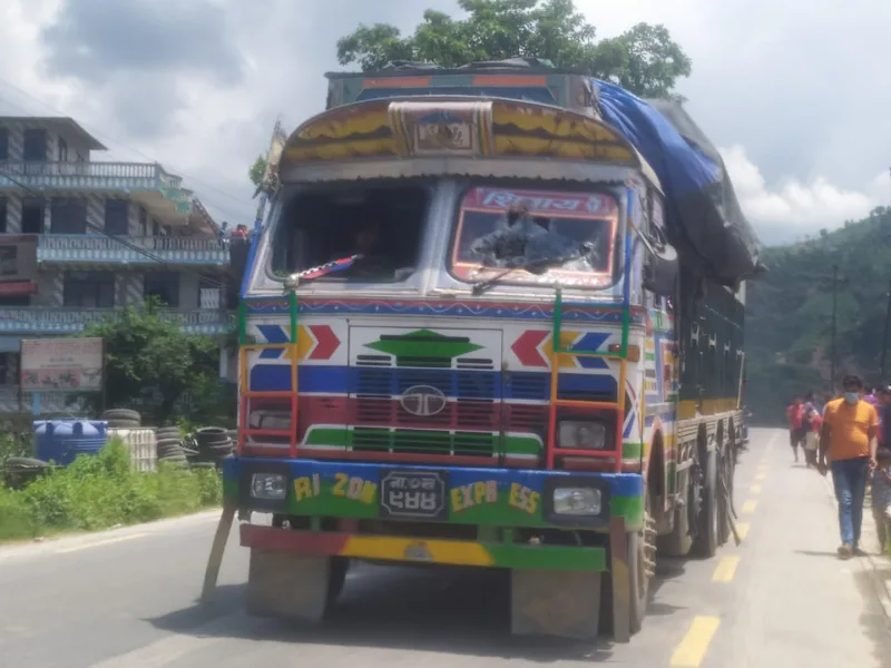 धादिङको महादेवबेशीमा ट्रकले ठक्कर दिंदा एक वालक सहित २ जनाको मृत्यु