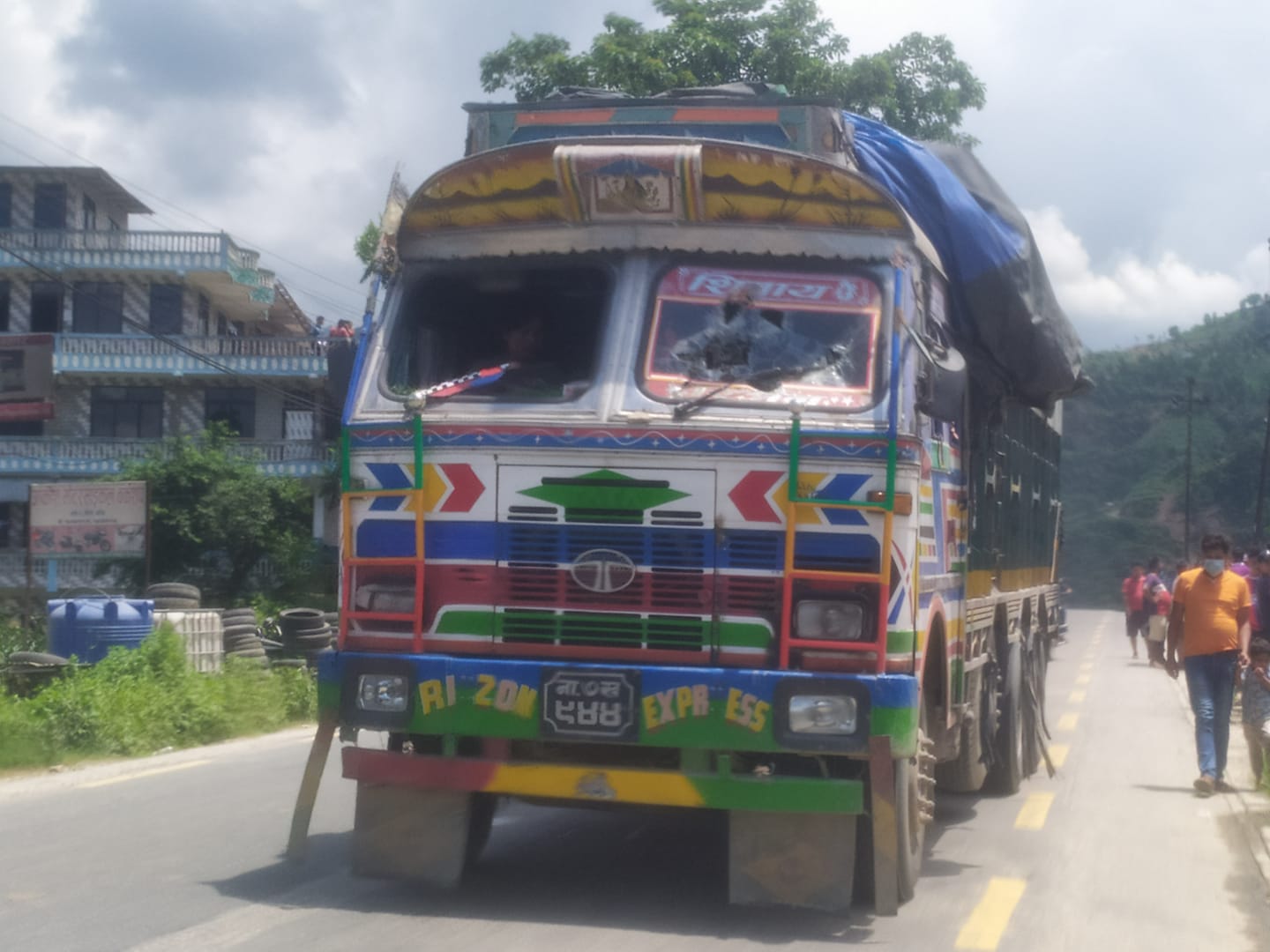 धादिङको महादेवबेशीमा ट्रकले ठक्कर दिंदा एक वालक सहित २ जनाको मृत्यु