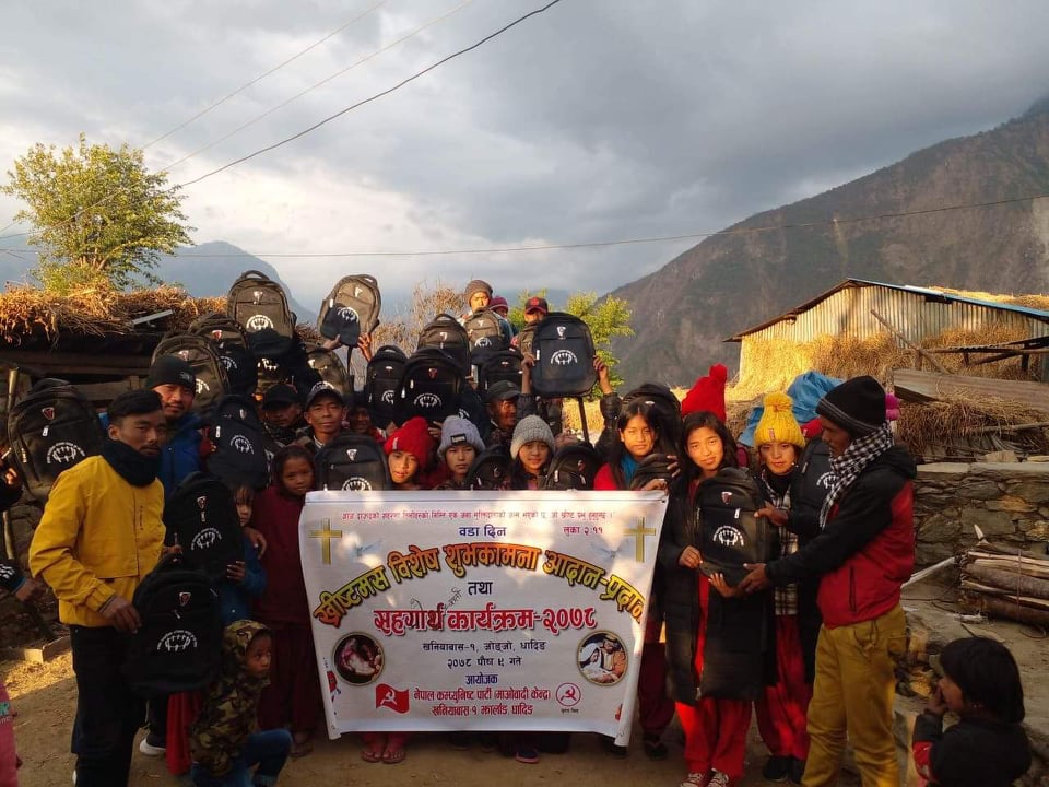 खनियाबास गाउँपालिकामा ख्रीस्टमसको अवसरमा जेहेन्दार विद्यार्थीलाई झोला बितरण