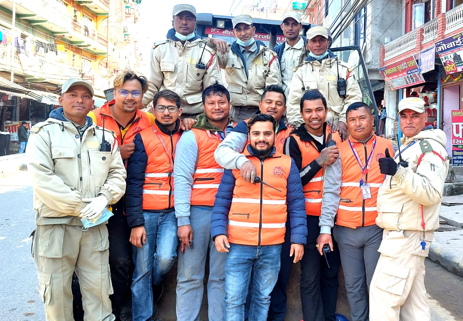 धादिङबेशि बजार क्षेत्रमा छरीएर रहेका तारलाई व्यवस्थीत गर्दै धादिङ सोसियल भोलेन्टियर