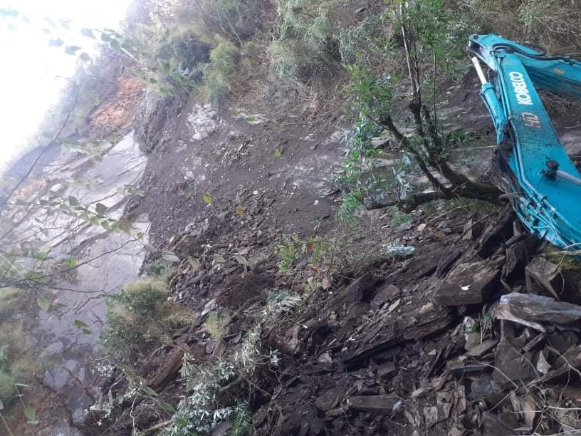 रुबिभ्याली १ तिप्लिङमा पहिरोले पुरिदा डाेजर सहित ३ जना बेपत्ता