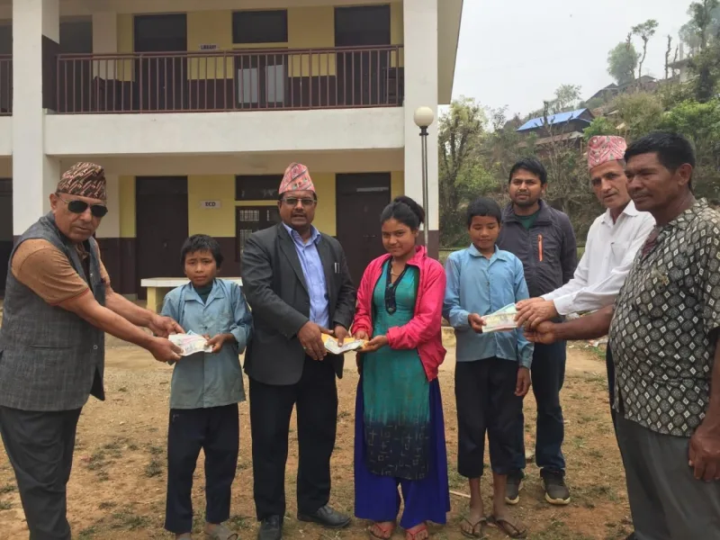 आमा बुवा विहिन वालवालिकाको लागि बेनिघाट रोराङ गाउँपालिकाको आर्थिक सहयोग