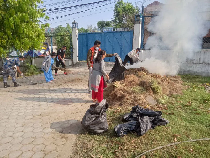 धादिङ अस्पतालको प्राङ्गण वरिपरि सरसफाई