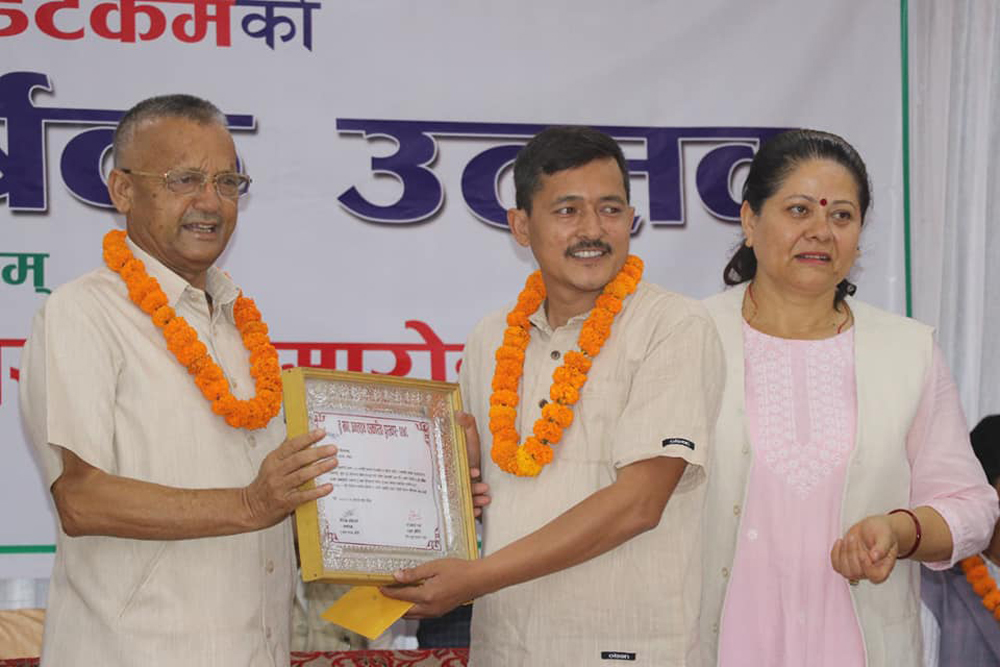 'धादिङपोष्ट' का प्रधानसम्पादक नारायण सिलवाल सम्मानित