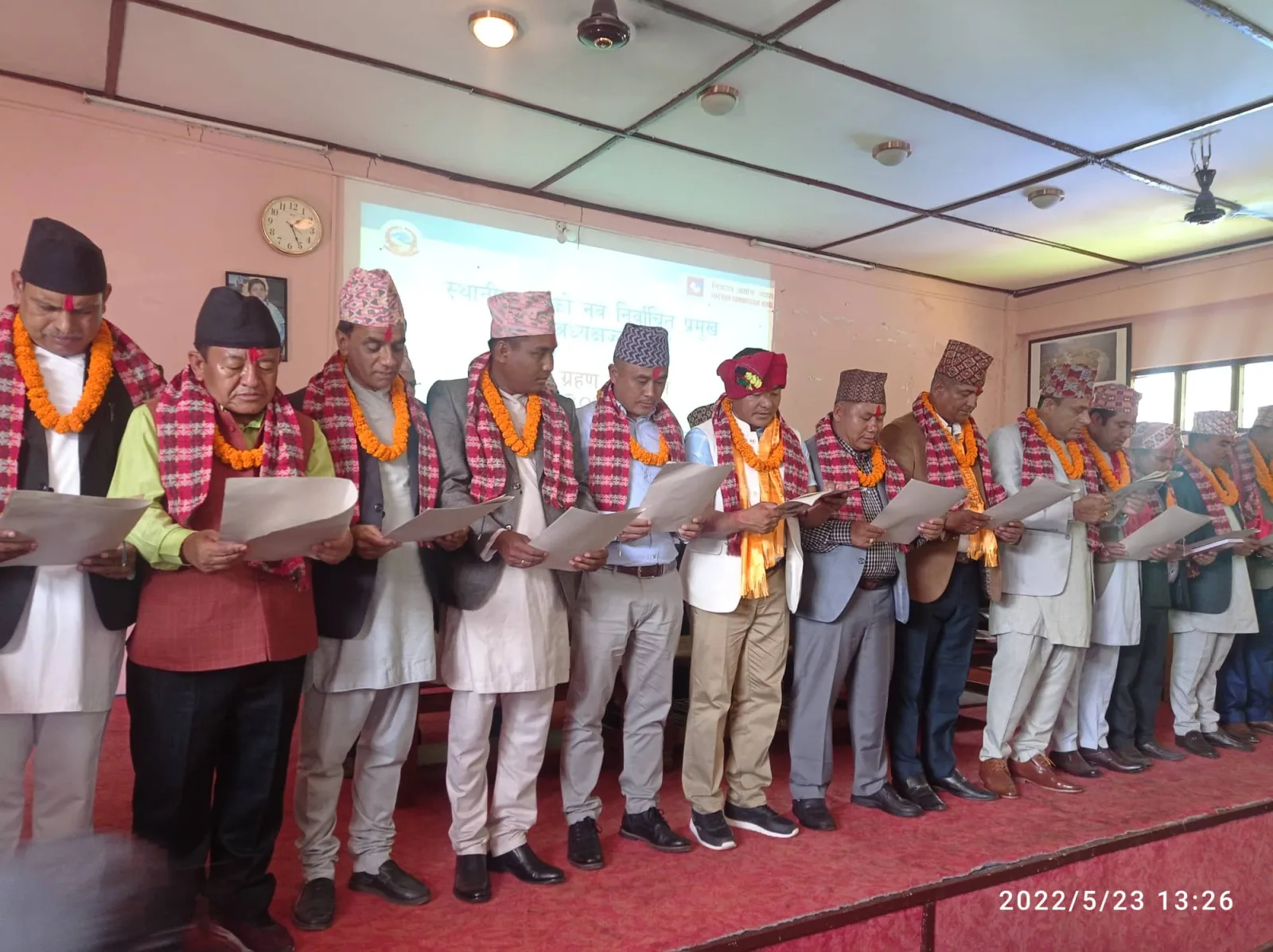 धादिङको १३ वटै स्थानीय तहका नवनिर्वाचित प्रमुखहरुले सथप लिए