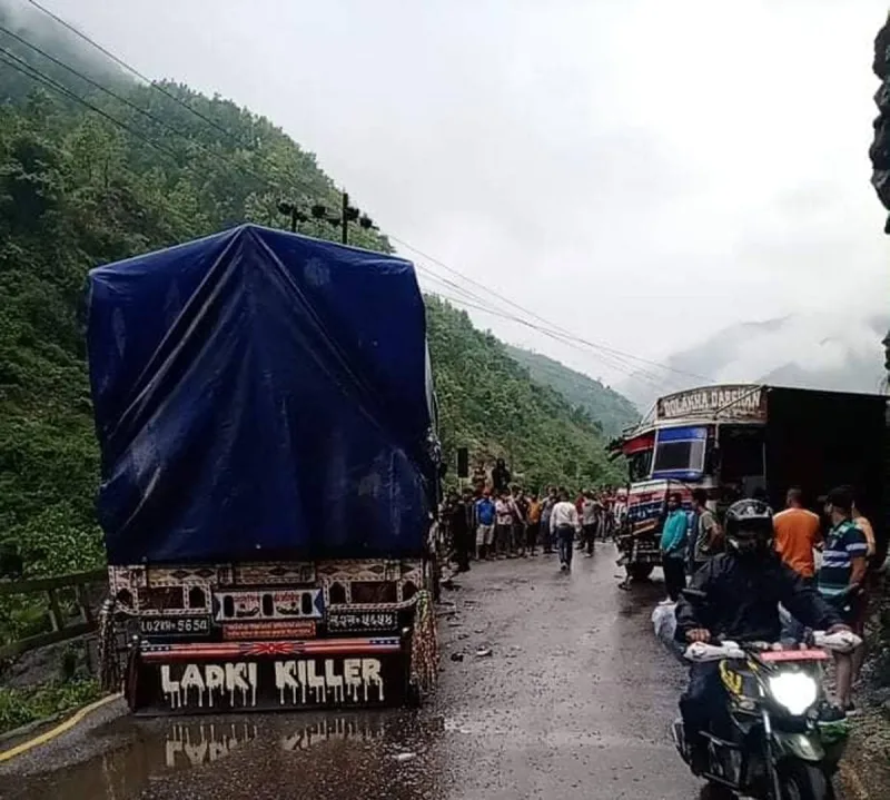 मुग्लिन नजिकै दुईओटा ट्रक ठोक्कीयो, एक घाइते