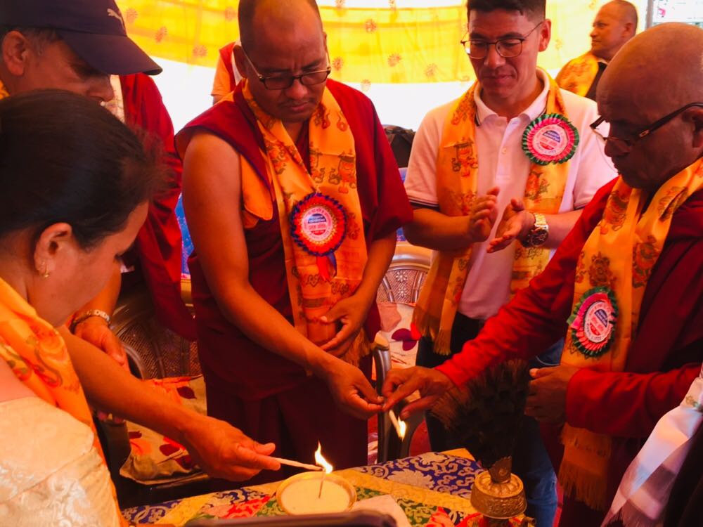 धादिङ अस्पताल परिसरमा निर्माण भएको मेन्ल्हा कु मुर्तिको समुद्घाटन
