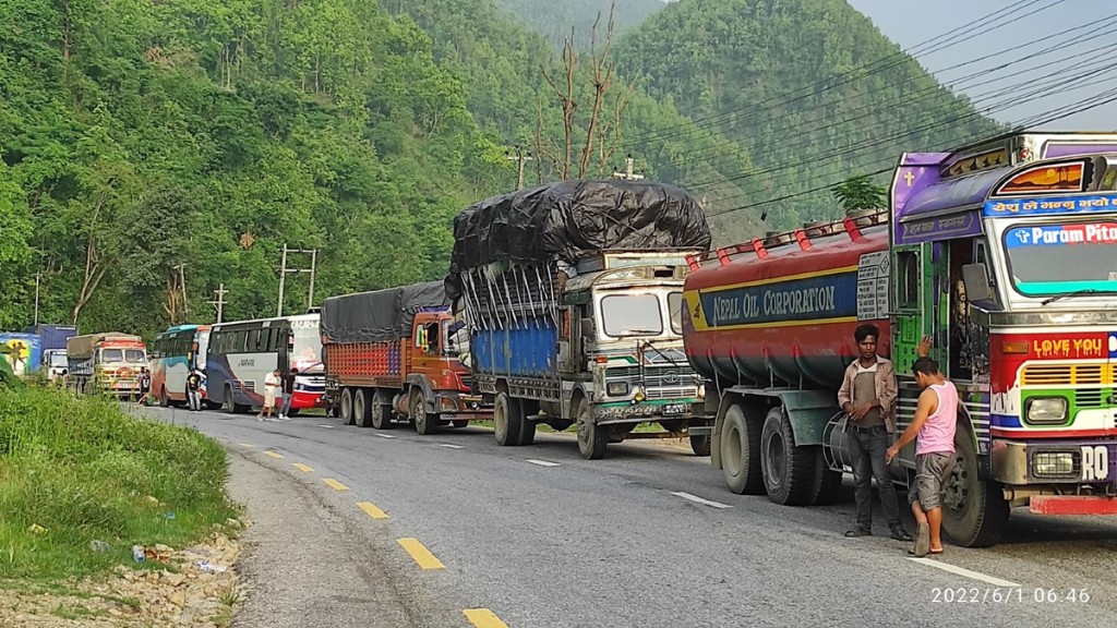चितवनको धारापानीमा सवारीको ठक्करबाट एक पुरुषको मृत्यु