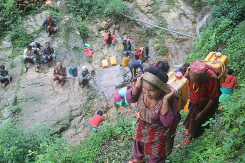 गुर्धुमबासी चार घण्टा धाएर खोलाको पानी खान बाध्य