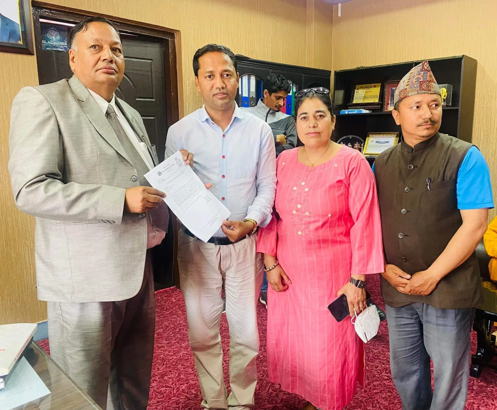 बहुप्राविधिक शिक्षालय स्थापनाको लागि नीलकण्ठ नगरपालिकाका उपमेयर विश्वकर्मा र शिक्षमन्त्री विचभेटघाट