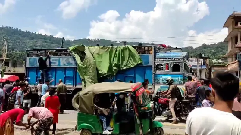 धादिङका किसानले २ ट्रक रासायनिक मल नियन्त्रणमा लिए (भिडियो)