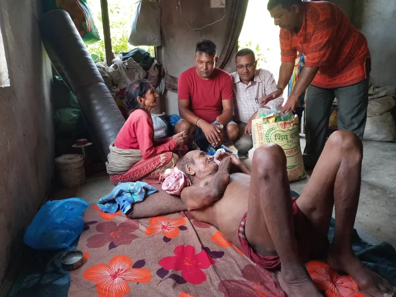 एउटै ओछ्यानमा थलिएका गल्छी सातकिलोका जितबहादुर कामीलाई 'पाविल न्युज डटकम'को सहयोग